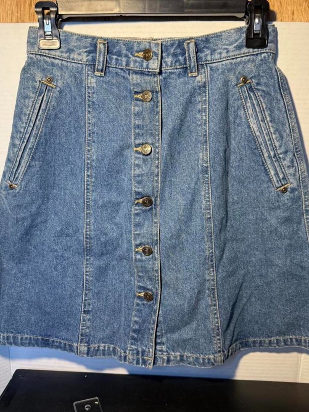 Liz Claiborne blue denim skirt with button up & pockets. Size 4 petite  liz wear